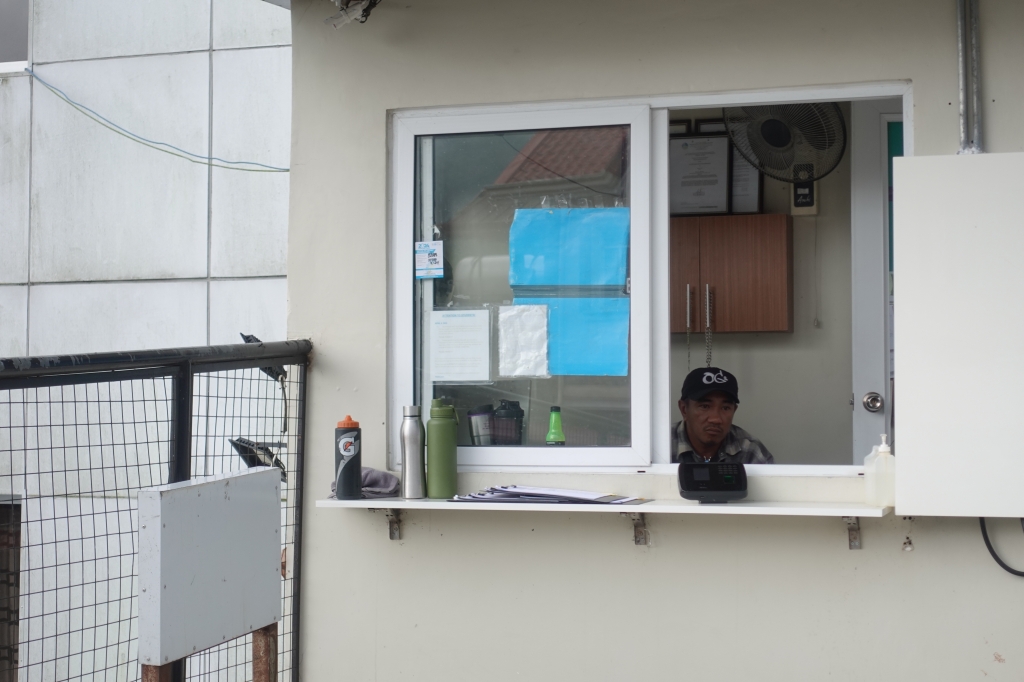 フィリピン留学 Cebu21 - Monol-Security Guard-3